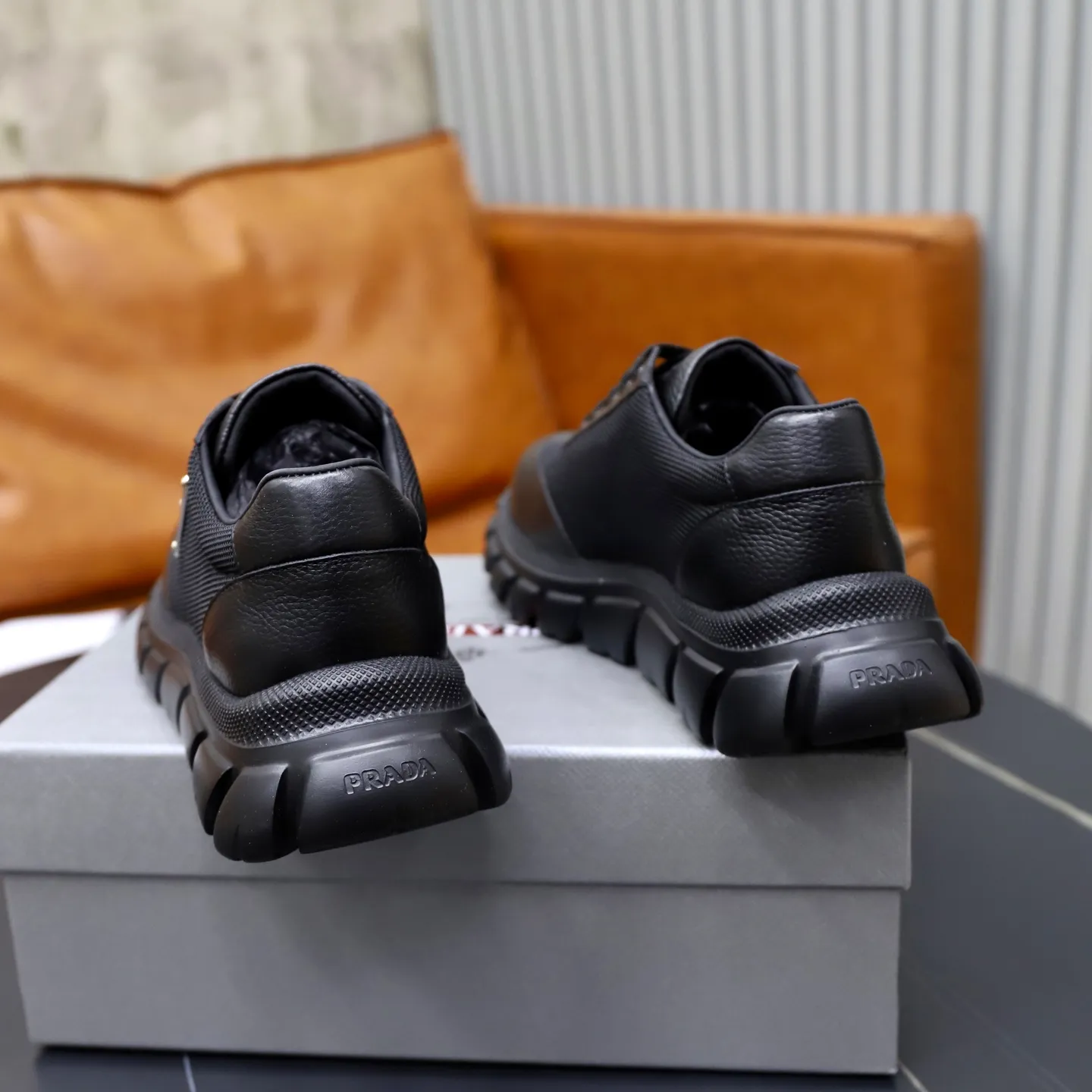 Factory price: 720💰Top original order Brand: PRADA (Prada) Standard code: Men's size 38/44 (45 can be customized) Grade: Same as the official website Material: Original cowhide stitching, cowhide lining, original combination two-color wear-resistant soft outsole Style category: casual sports version, young fashion, European and American trend, British style Color: actual picture color